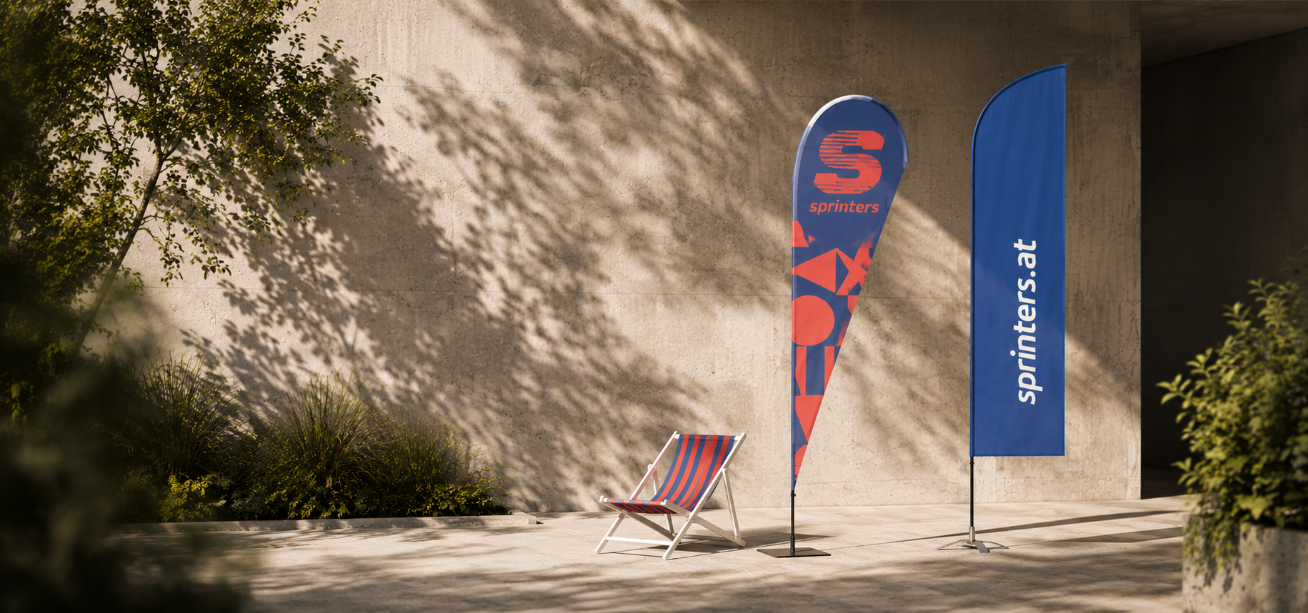 Beachflag und Squareflag neben einer Liege