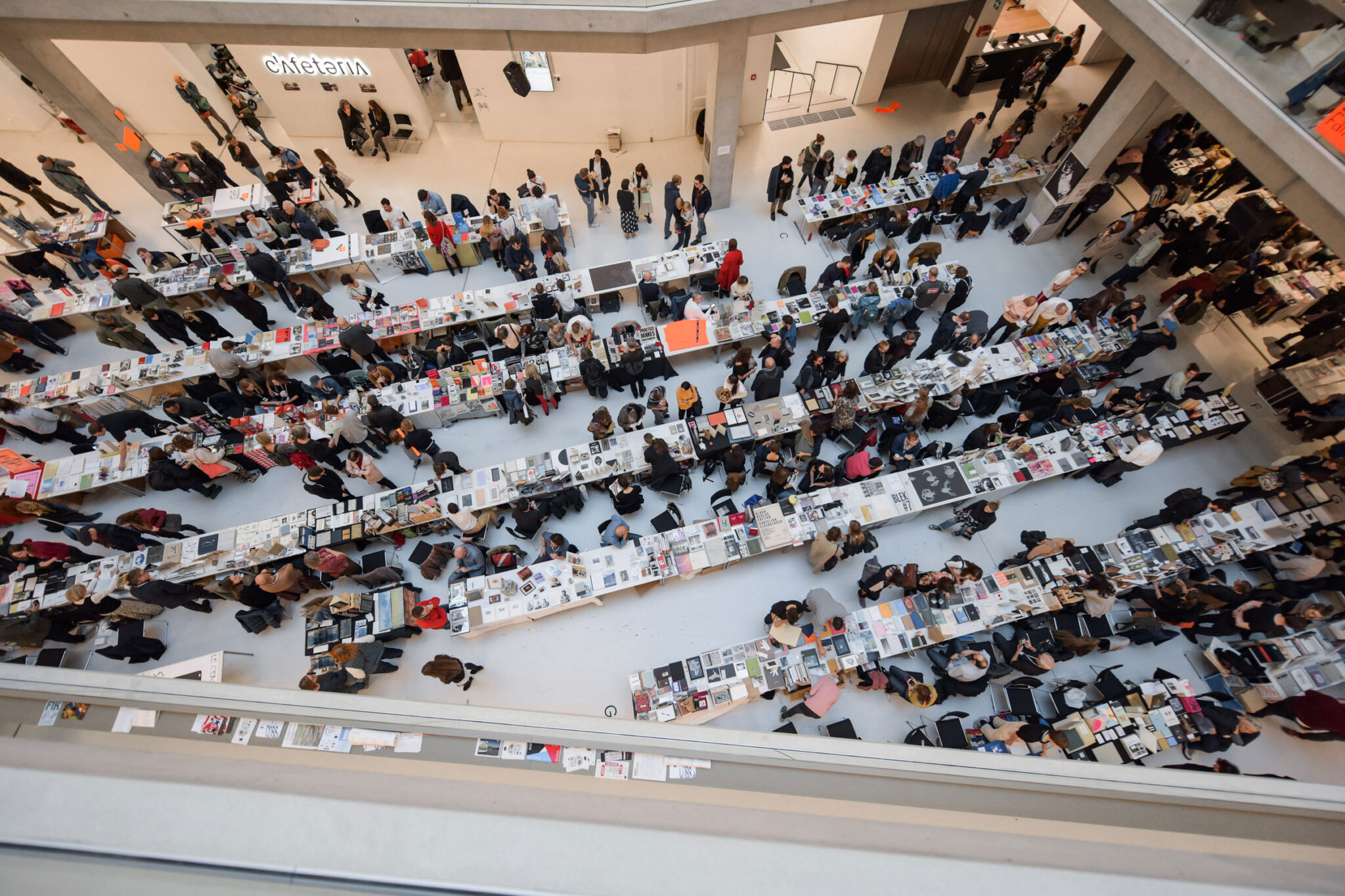 Eine Aufnehme aus der Vogelperspektive von der Vienna Art Book Fair