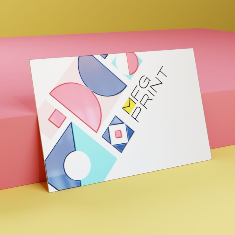 Visitenkarte von Vorne, an einer Box lehnend