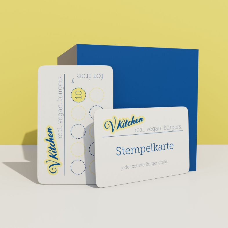 Kartonkarten vor einer blauen Box