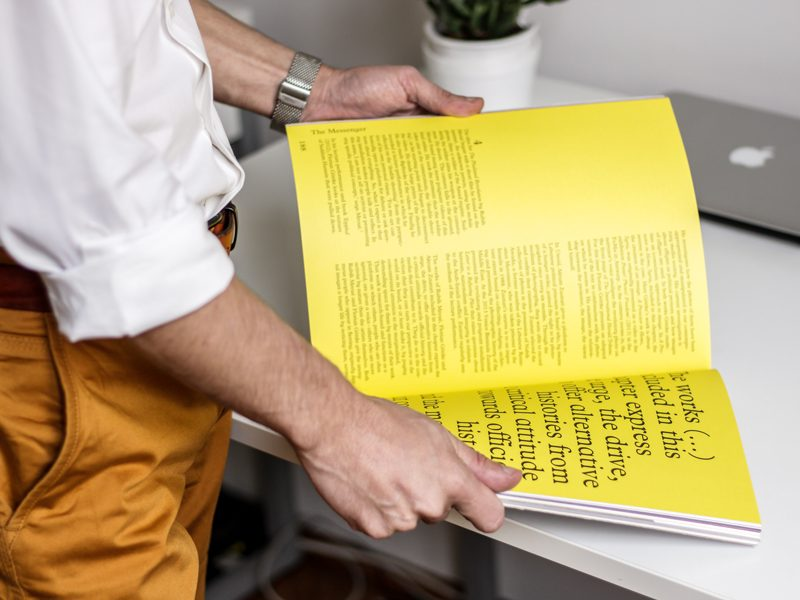 Fertig gedrucktes Magazin wird nochmals kontrolliert