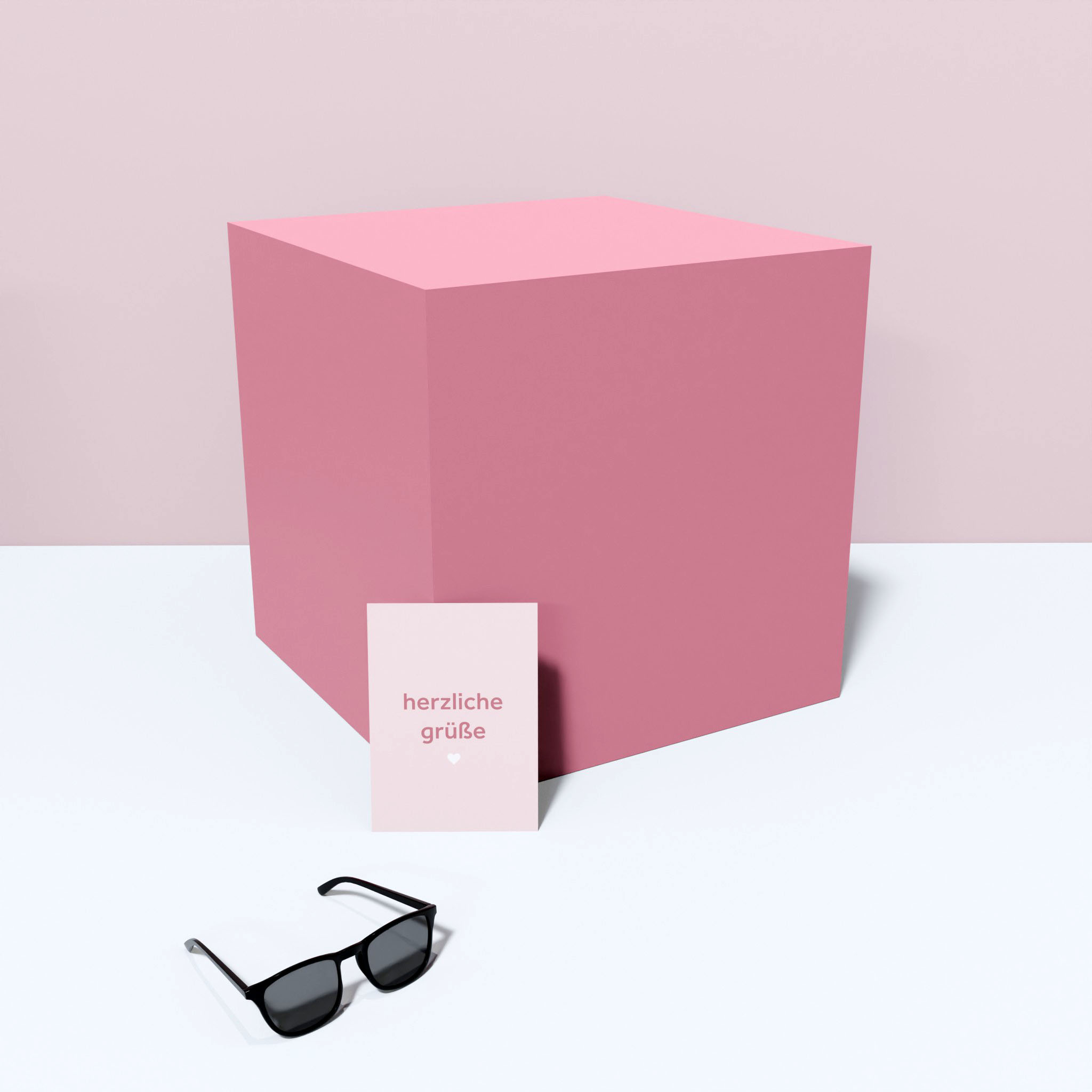 Grußkarte an Box angelegt mit Sonnenbrille davor
