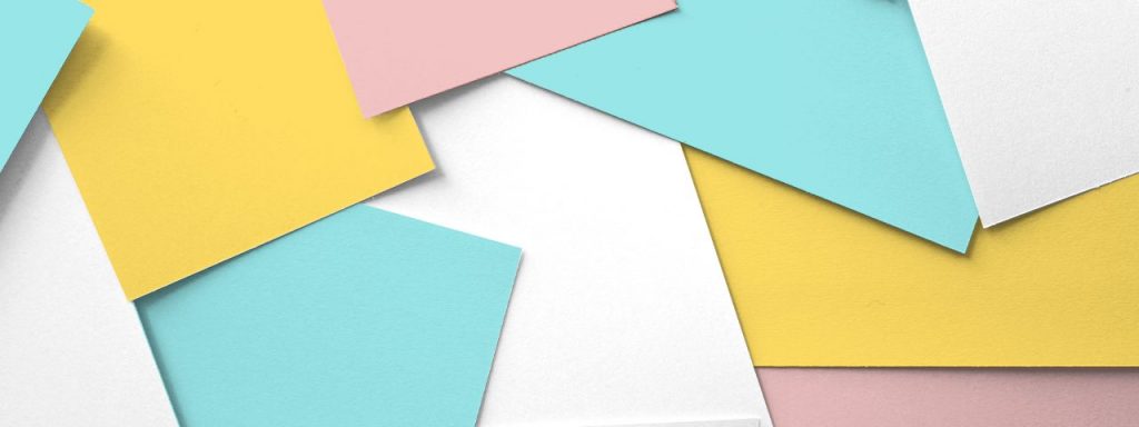 Papier in verschiedenen Farben im Chaos aufeinander gelegt