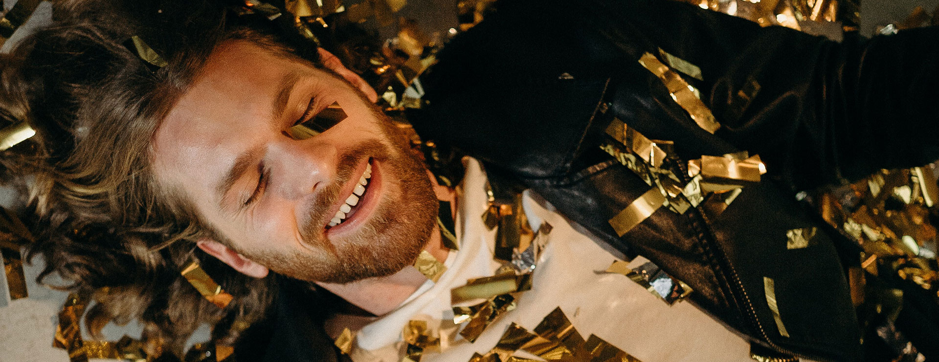 Mann zwischen goldenen Konfetti